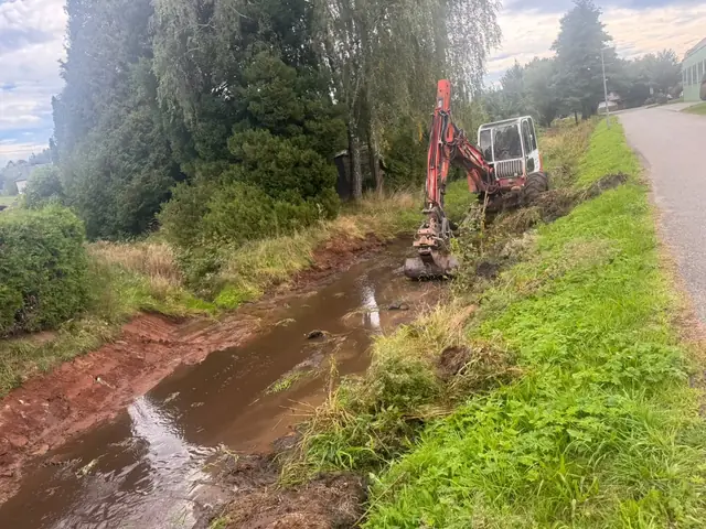 Odtěžené koryto s bagrem v pozadí