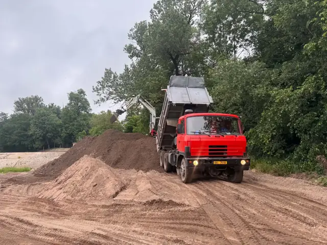 Sklápěčka vyklápí odtěžený materiál