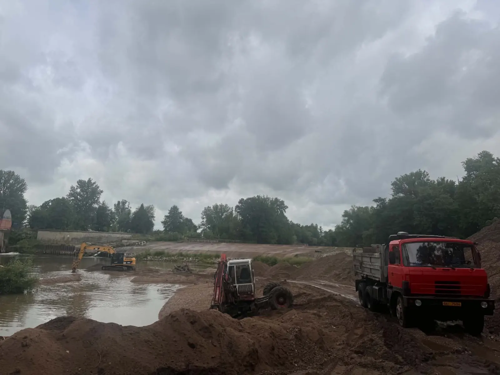 Flood-sediment removal from the Elbe — 4/10